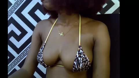 Snapshot of sezy_petite chatting on October 10, 2025, 10:42 pm Wealth online show from October 10, 2025, 10:42 pm