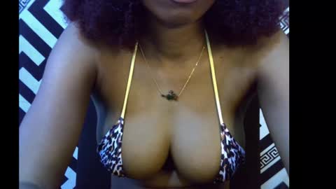 Snapshot of sezy_petite chatting on October 18, 2025, 9:43 am Wealth online show from October 18, 2025, 9:43 am