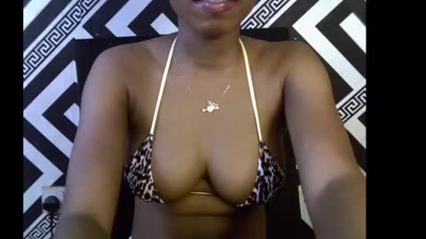 Snapshot of sezy_petite chatting on November 1, 2025, 9:44 am Wealth online show from November 1, 2025, 9:44 am