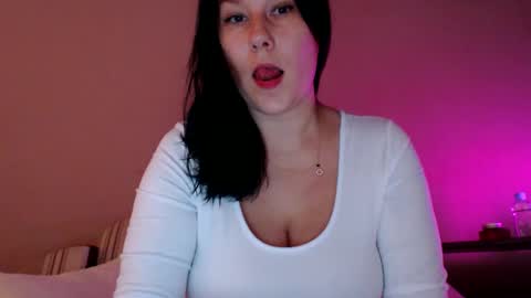 Snapshot of shakeit_good chatting on October 5, 2025, 6:12 am Mila online show from October 5, 2025, 6:12 am