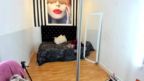 S H A N E L L E   online show from September 22, 2025, 1:35 pm