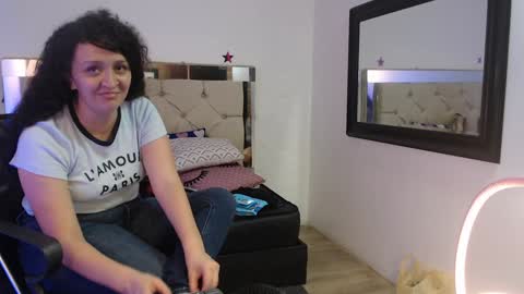 Snapshot of sharlotte__jones chatting on January 4, 2025, 8:27 pm Sara online show from January 4, 2025, 8:27 pm