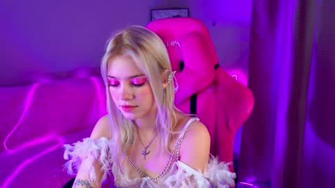 Lola online show from February 6, 2025, 6:24 pm
