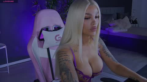 Snapshot of shayblonde chatting on December 28, 2024, 9:08 pm shayblonde online show from December 28, 2024, 9:08 pm