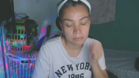 Snapshot of shayna_cute chatting on July 1, 2026, 12:23 am Shayna online show from July 1, 2026, 12:23 am