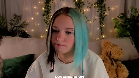 Snapshot of she_well chatting on October 1, 2025, 11:38 am Anika online show from October 1, 2025, 11:38 am