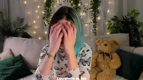 Snapshot of she_well chatting on October 3, 2025, 12:02 pm Anika online show from October 3, 2025, 12:02 pm