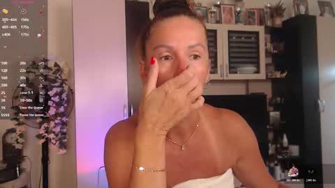 Snapshot of sheilaryan chatting on September 29, 2025, 4:39 am Sheila GMT 2 Tuesday Wednesday Friday Saturday Sunday- 8 5 online show from September 29, 2025, 4:39 am