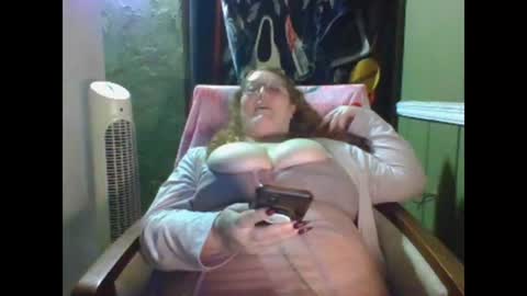 Snapshot of shelbyannn chatting on May 19, 2026, 1:33 am Red online show from May 19, 2026, 1:33 am