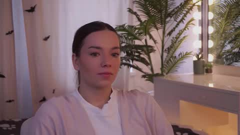 Bella  online show from November 5, 2025, 6:24 am