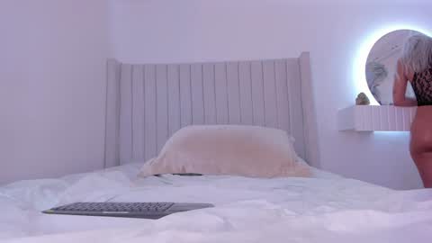 shelynna_azzul online show from December 11, 2024, 2:52 am