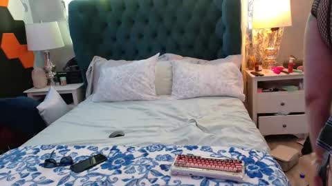 lia pnelli online show from April 23, 2026, 12:34 am