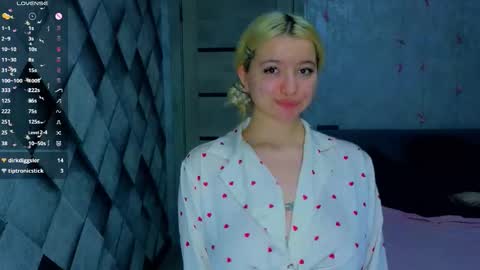 shining_luna online show from February 4, 2026, 8:42 am