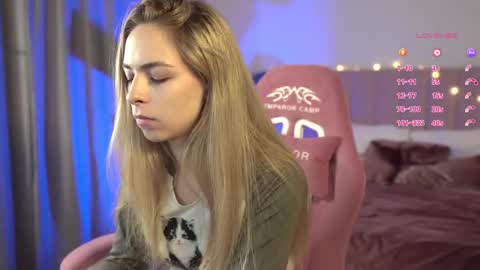 Julia online show from September 19, 2025, 6:37 am