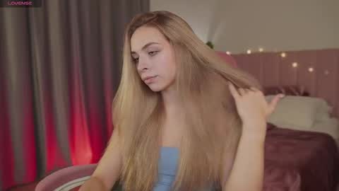 Julia online show from September 22, 2025, 5:53 am