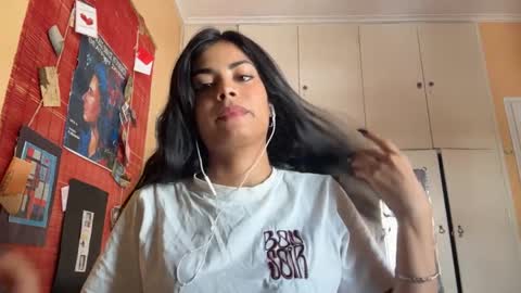 Snapshot of shirleendurrah chatting on April 8, 2026, 10:59 am Karin online show from April 8, 2026, 10:59 am