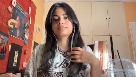 Snapshot of shirleendurrah chatting on May 4, 2026, 8:32 am Karin online show from May 4, 2026, 8:32 am
