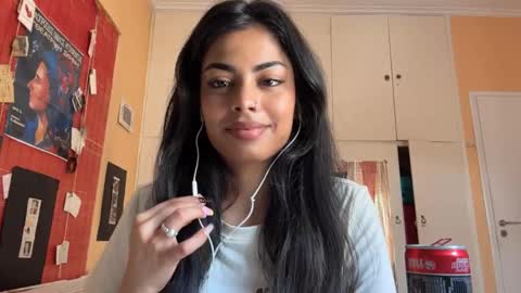 Snapshot of shirleendurrah chatting on May 7, 2026, 8:52 am Karin online show from May 7, 2026, 8:52 am
