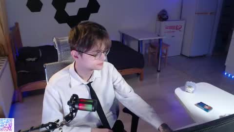 shiromy_ online show from November 22, 2025, 7:13 pm