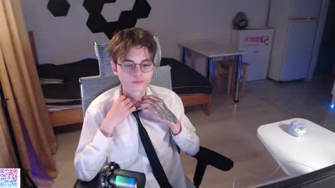 shiromy_ online show from November 30, 2025, 5:06 pm