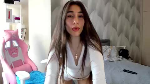 Snapshot of shy_bambiii chatting on January 15, 2025, 6:22 am Mika online show from January 15, 2025, 6:22 am