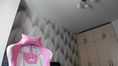 Snapshot of shy_bambiii chatting on February 21, 2025, 6:40 am Mika online show from February 21, 2025, 6:40 am
