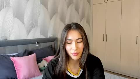 Snapshot of shy_bambiii chatting on February 24, 2025, 8:06 am Mika online show from February 24, 2025, 8:06 am