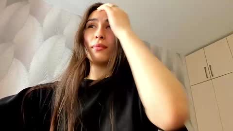 Snapshot of shy_bambiii chatting on March 4, 2025, 6:15 am Mika online show from March 4, 2025, 6:15 am