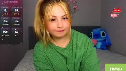 Snapshot of shy_blondiee chatting on December 5, 2024, 9:06 pm Molly online show from December 5, 2024, 9:06 pm