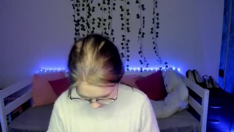 Snapshot of shy_elina01 chatting on October 18, 2025, 10:38 am shy_elina01 online show from October 18, 2025, 10:38 am