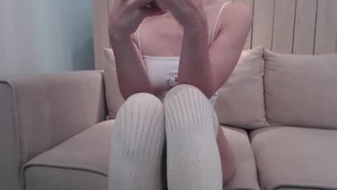 shy_schoolgirl_ online show from December 20, 2024, 12:38 pm