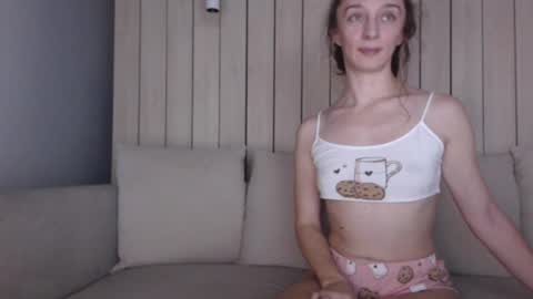 shy_schoolgirl_ online show from December 28, 2024, 7:11 pm