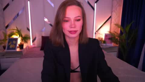 shyysiren online show from December 17, 2025, 8:53 am