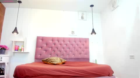 Snapshot of sienna_glow chatting on September 16, 2025, 12:28 pm sienna_glow online show from September 16, 2025, 12:28 pm