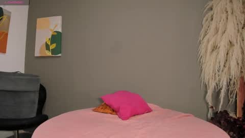 Snapshot of sienna_glow chatting on October 9, 2025, 12:36 pm sienna_glow online show from October 9, 2025, 12:36 pm