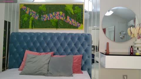 Sienna online show from January 13, 2026, 5:02 am