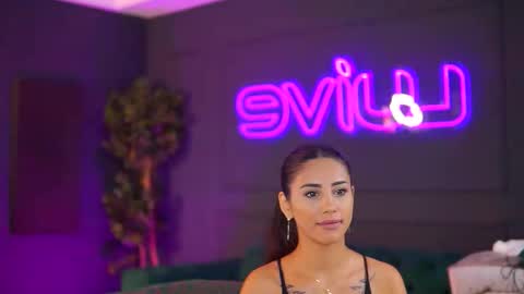 Sienna online show from November 18, 2025, 11:14 am