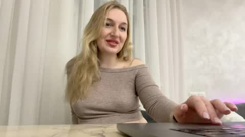 Snapshot of silkyvera chatting on April 11, 2026, 8:02 pm silkyvera online show from April 11, 2026, 8:02 pm