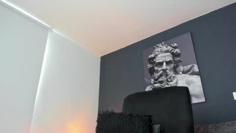 simon_leon01 online show from December 9, 2024, 1:55 pm