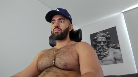 simon_leon01 online show from May 18, 2026, 2:56 pm