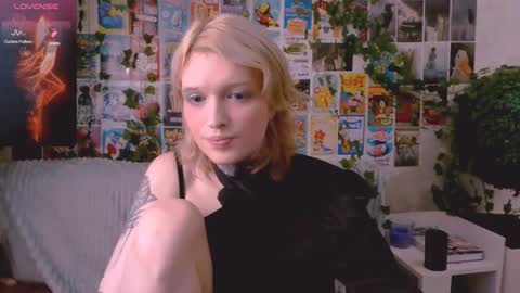 Snapshot of simona_rain chatting on October 24, 2025, 9:33 pm Simona online show from October 24, 2025, 9:33 pm