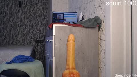 Snapshot of simplegirl1996 chatting on December 17, 2025, 6:30 am regina online show from December 17, 2025, 6:30 am