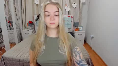 SirenaBloom online show from October 31, 2025, 5:30 am