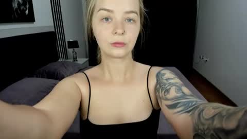 Snapshot of sirenabloom chatting on August 4, 2026, 9:23 am SirenaBloom online show from August 4, 2026, 9:23 am