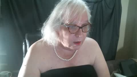Snapshot of sissydianetx chatting on December 16, 2024, 12:37 am Sissy Diane online show from December 16, 2024, 12:37 am