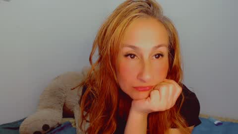 Snapshot of skarlett2072 chatting on December 12, 2024, 2:26 am Arlett online show from December 12, 2024, 2:26 am