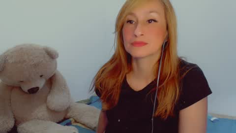 Snapshot of skarlett2072 chatting on December 13, 2024, 11:23 am Arlett online show from December 13, 2024, 11:23 am