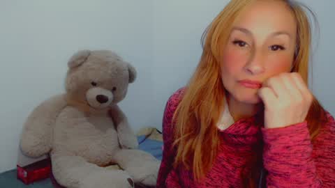 Snapshot of skarlett2072 chatting on December 16, 2024, 2:36 am Arlett online show from December 16, 2024, 2:36 am