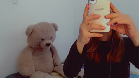 Snapshot of skarlett2072 chatting on December 17, 2024, 3:49 pm Arlett online show from December 17, 2024, 3:49 pm