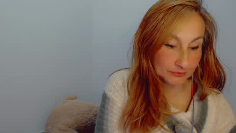 Snapshot of skarlett2072 chatting on December 19, 2024, 3:29 am Arlett online show from December 19, 2024, 3:29 am